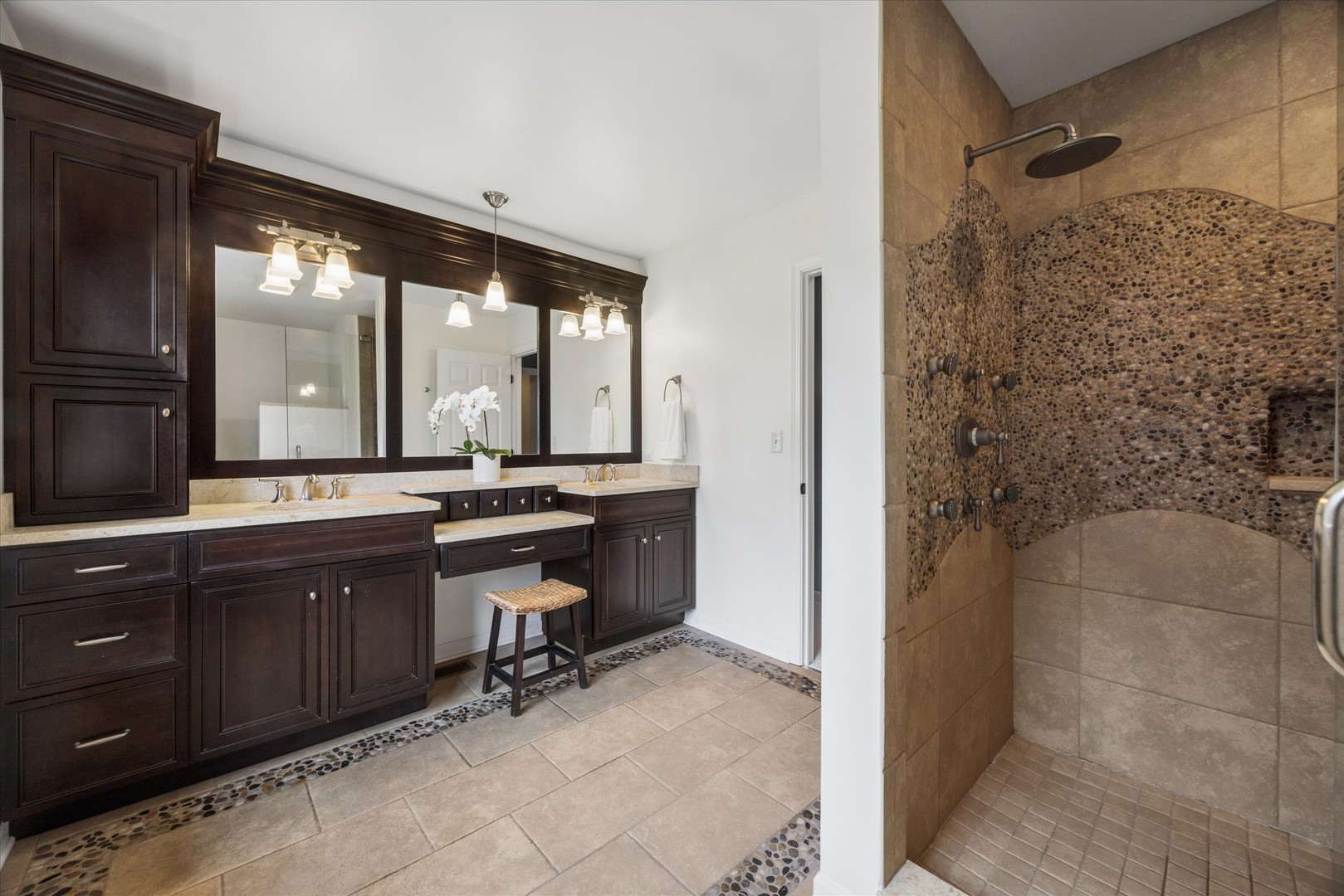 9025 Darien Woods Court, Darien, IL 60561