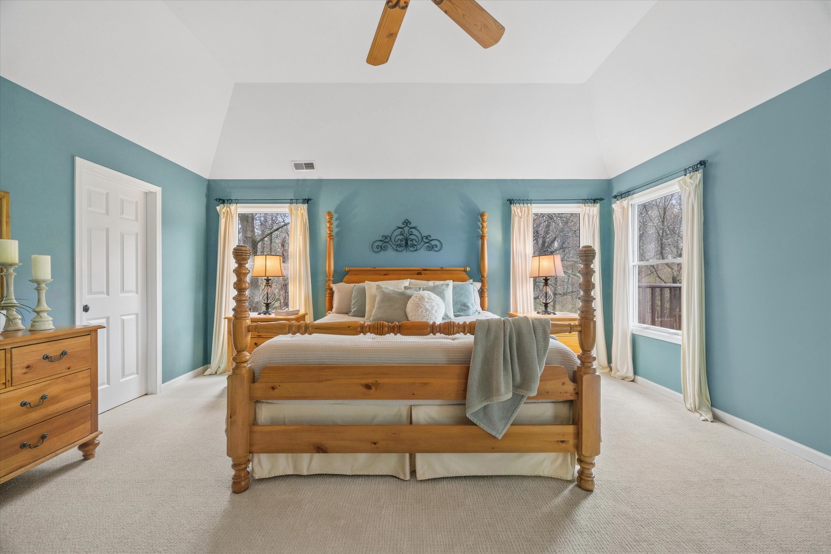 9025 Darien Woods Court, Darien, IL 60561