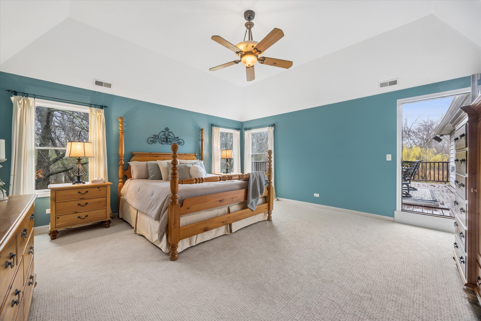 9025 Darien Woods Court, Darien, IL 60561