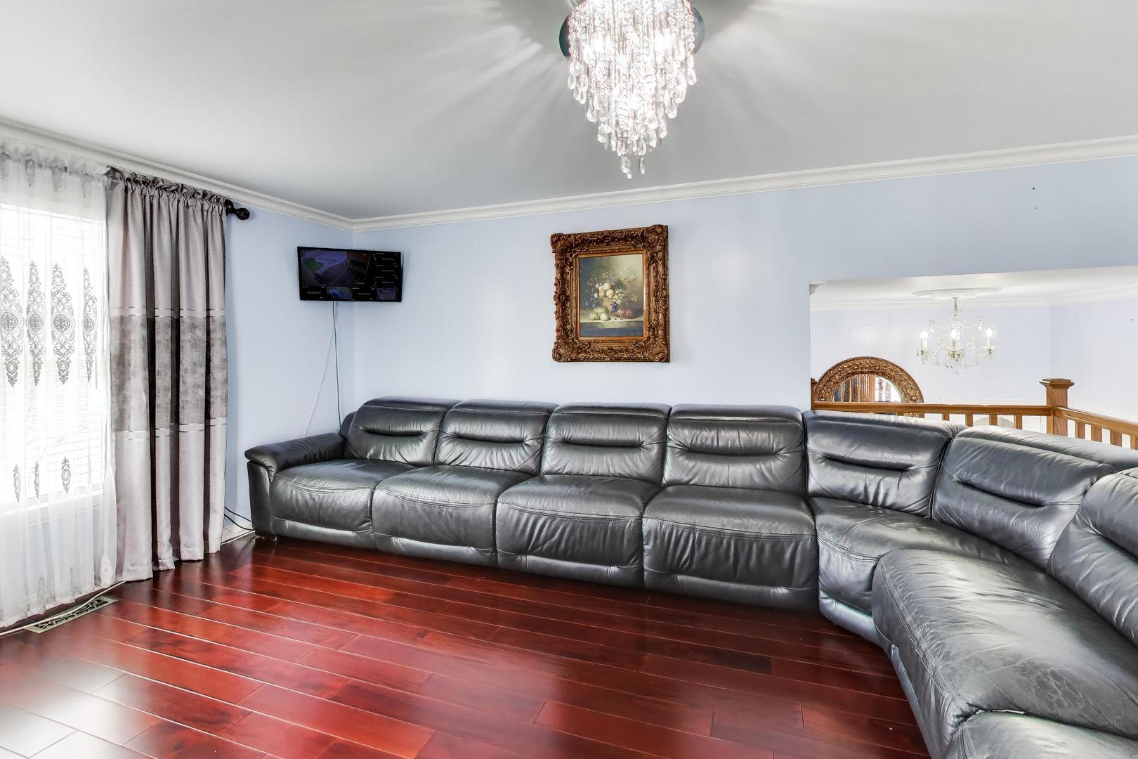 2215 S BRADFORD Drive, Wheaton, IL 60189