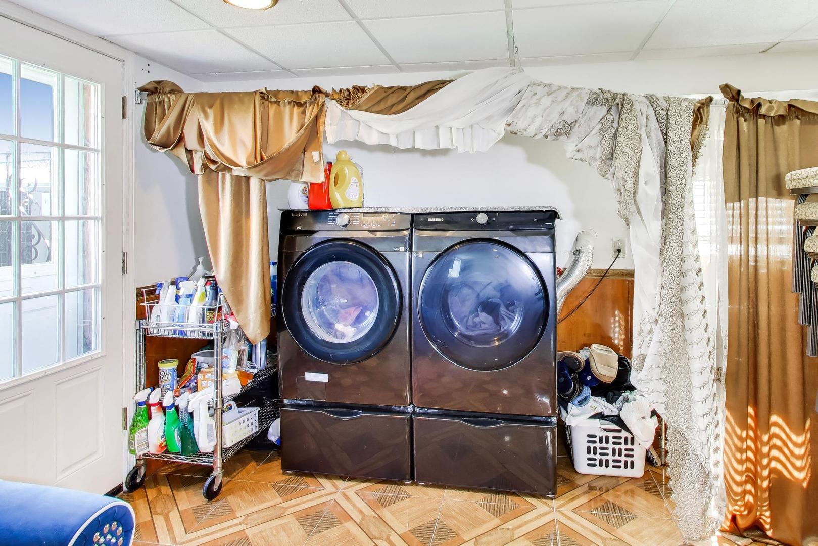 2215 S BRADFORD Drive, Wheaton, IL 60189