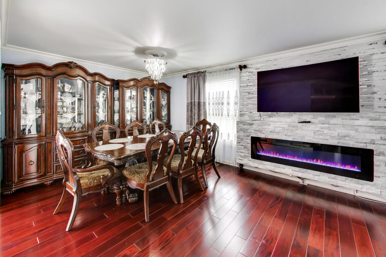 2215 S BRADFORD Drive, Wheaton, IL 60189