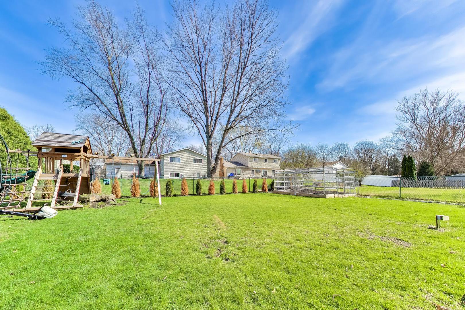 2215 S BRADFORD Drive, Wheaton, IL 60189