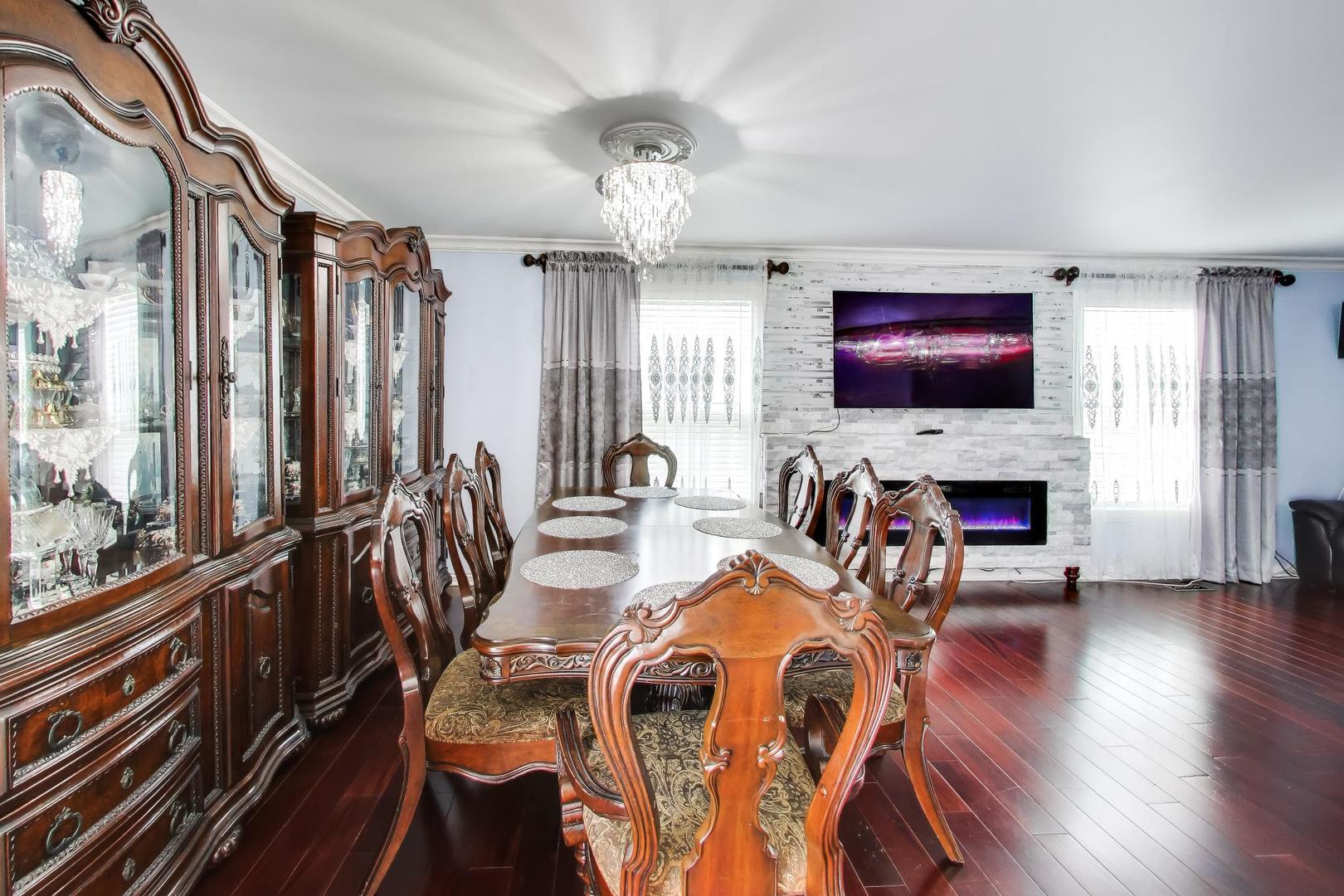 2215 S BRADFORD Drive, Wheaton, IL 60189