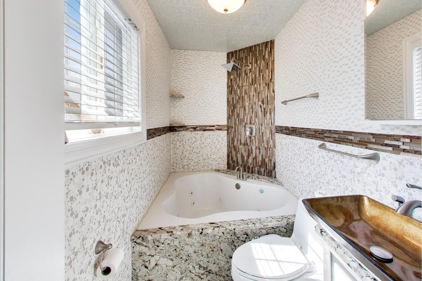 2215 S BRADFORD Drive, Wheaton, IL 60189