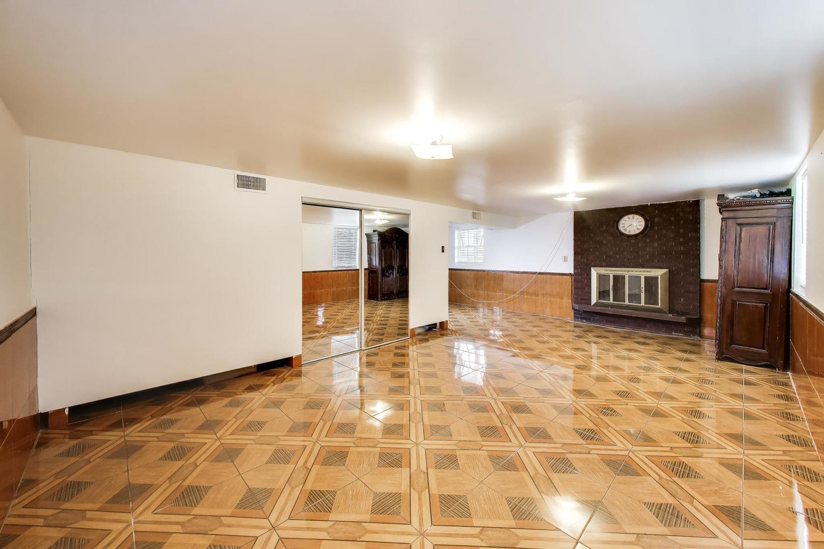 2215 S BRADFORD Drive, Wheaton, IL 60189