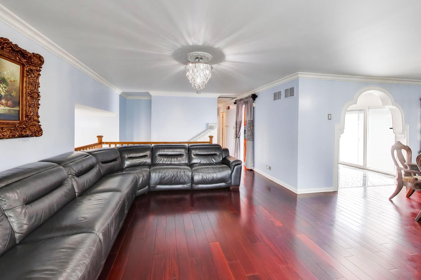 2215 S BRADFORD Drive, Wheaton, IL 60189