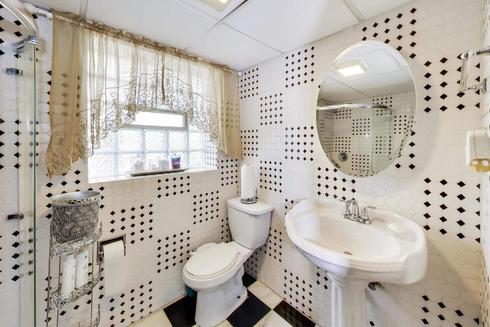 2215 S BRADFORD Drive, Wheaton, IL 60189