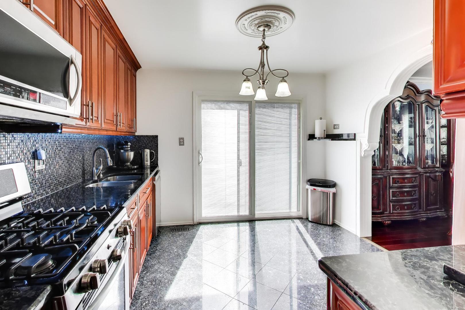 2215 S BRADFORD Drive, Wheaton, IL 60189