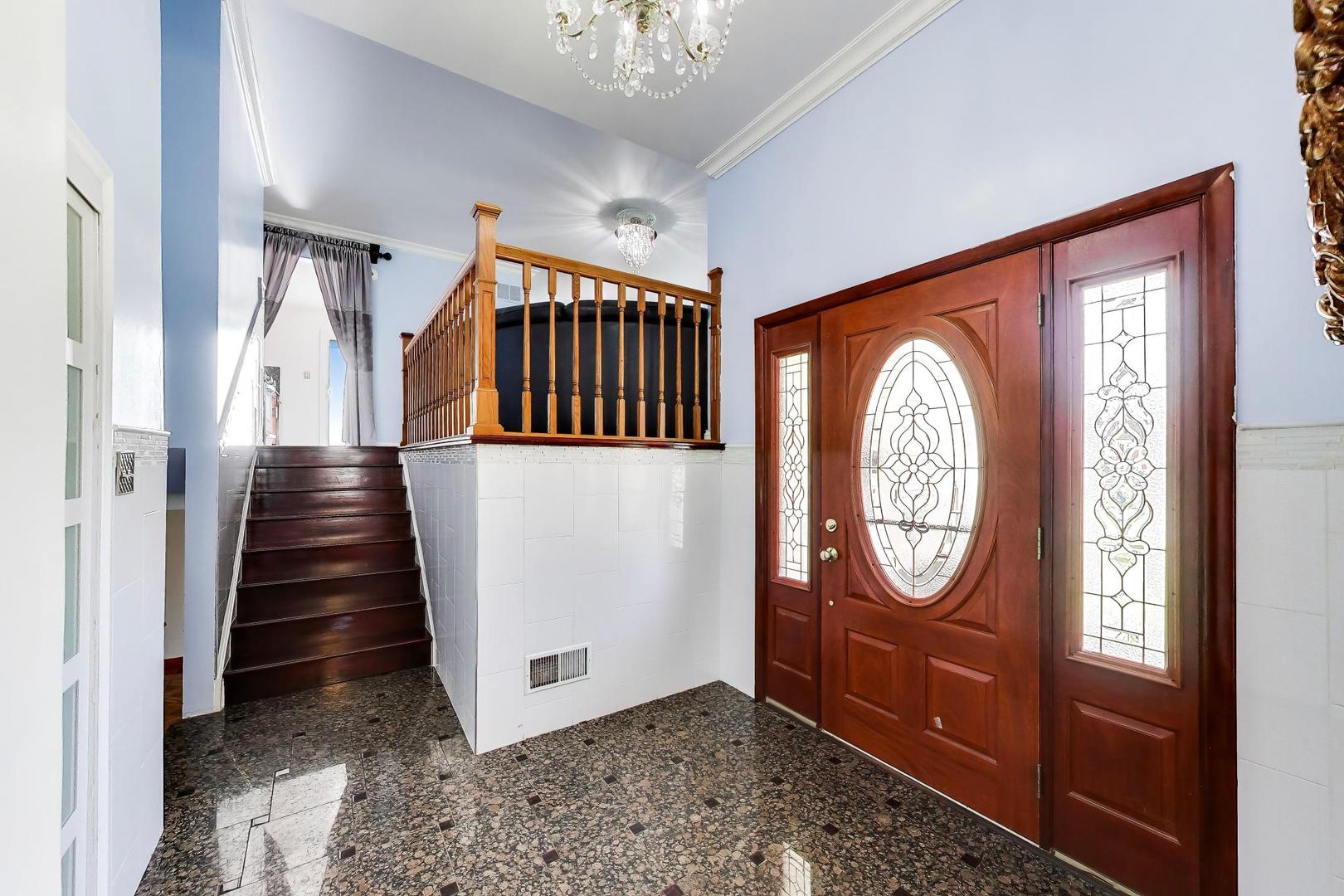 2215 S BRADFORD Drive, Wheaton, IL 60189