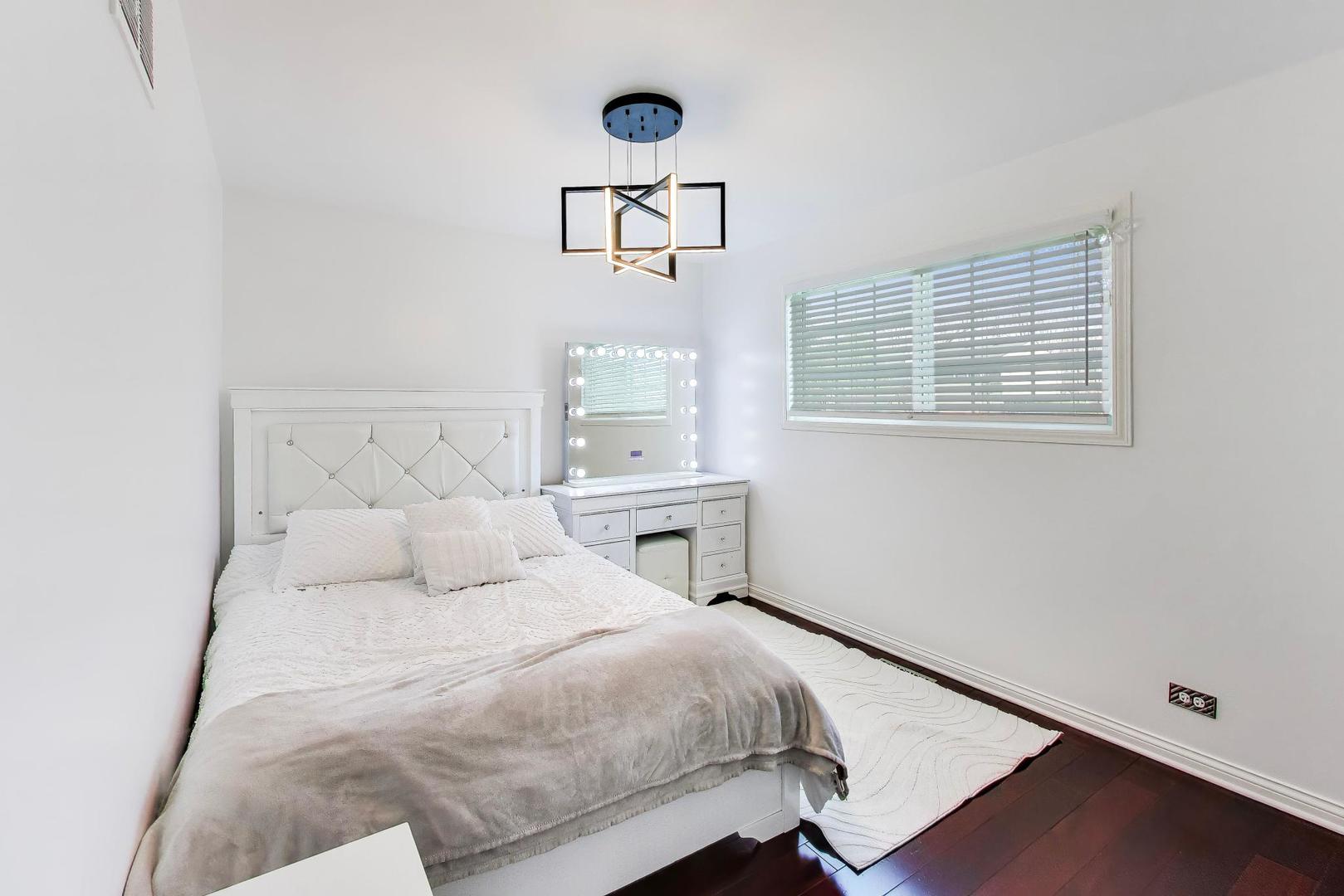 2215 S BRADFORD Drive, Wheaton, IL 60189