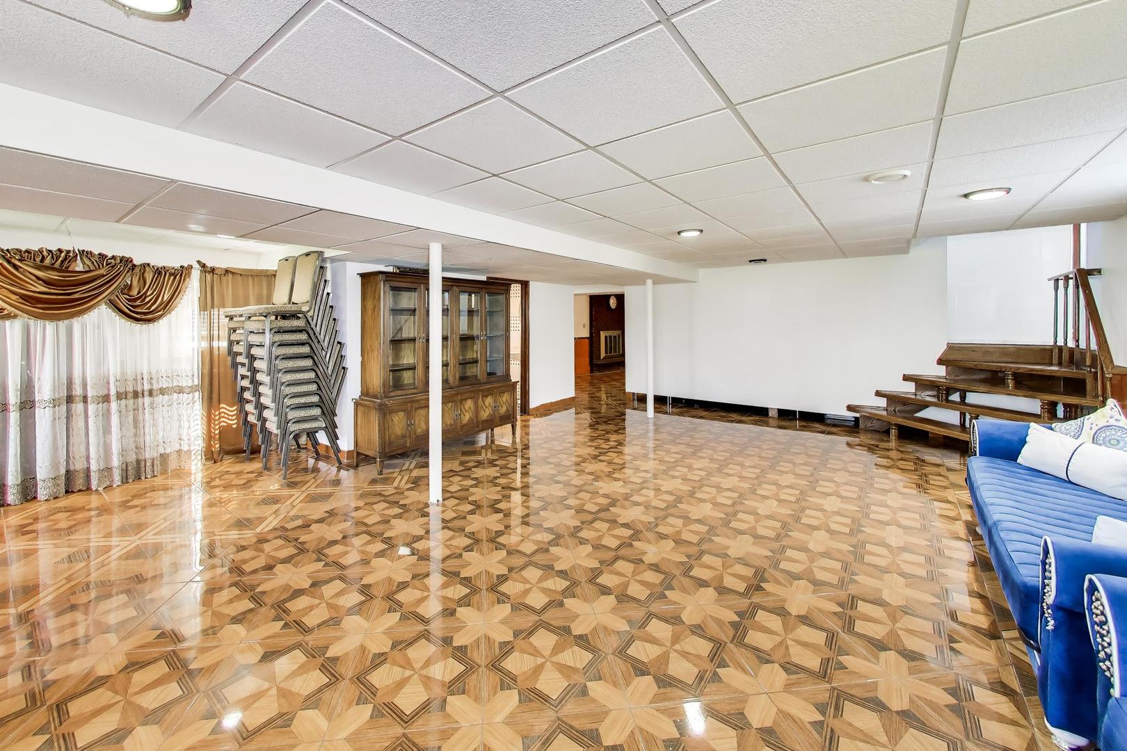 2215 S BRADFORD Drive, Wheaton, IL 60189