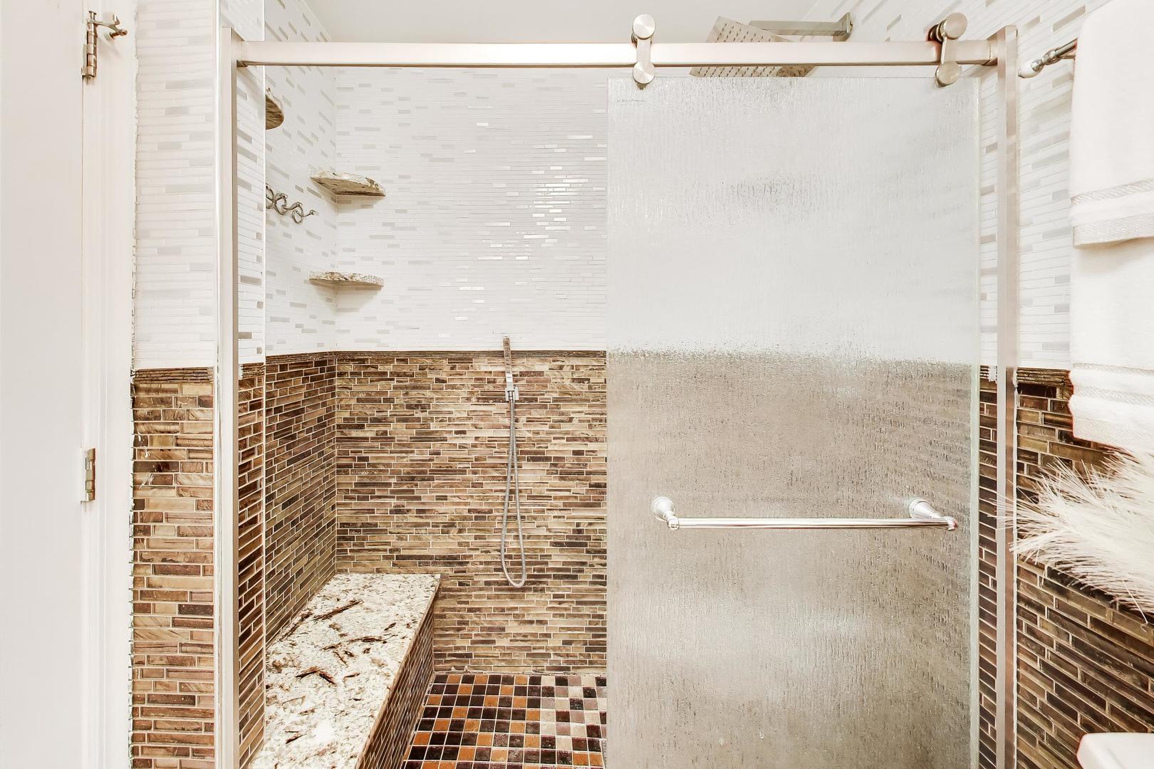 2215 S BRADFORD Drive, Wheaton, IL 60189