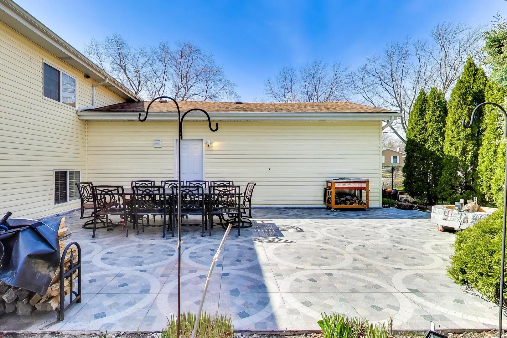 2215 S BRADFORD Drive, Wheaton, IL 60189