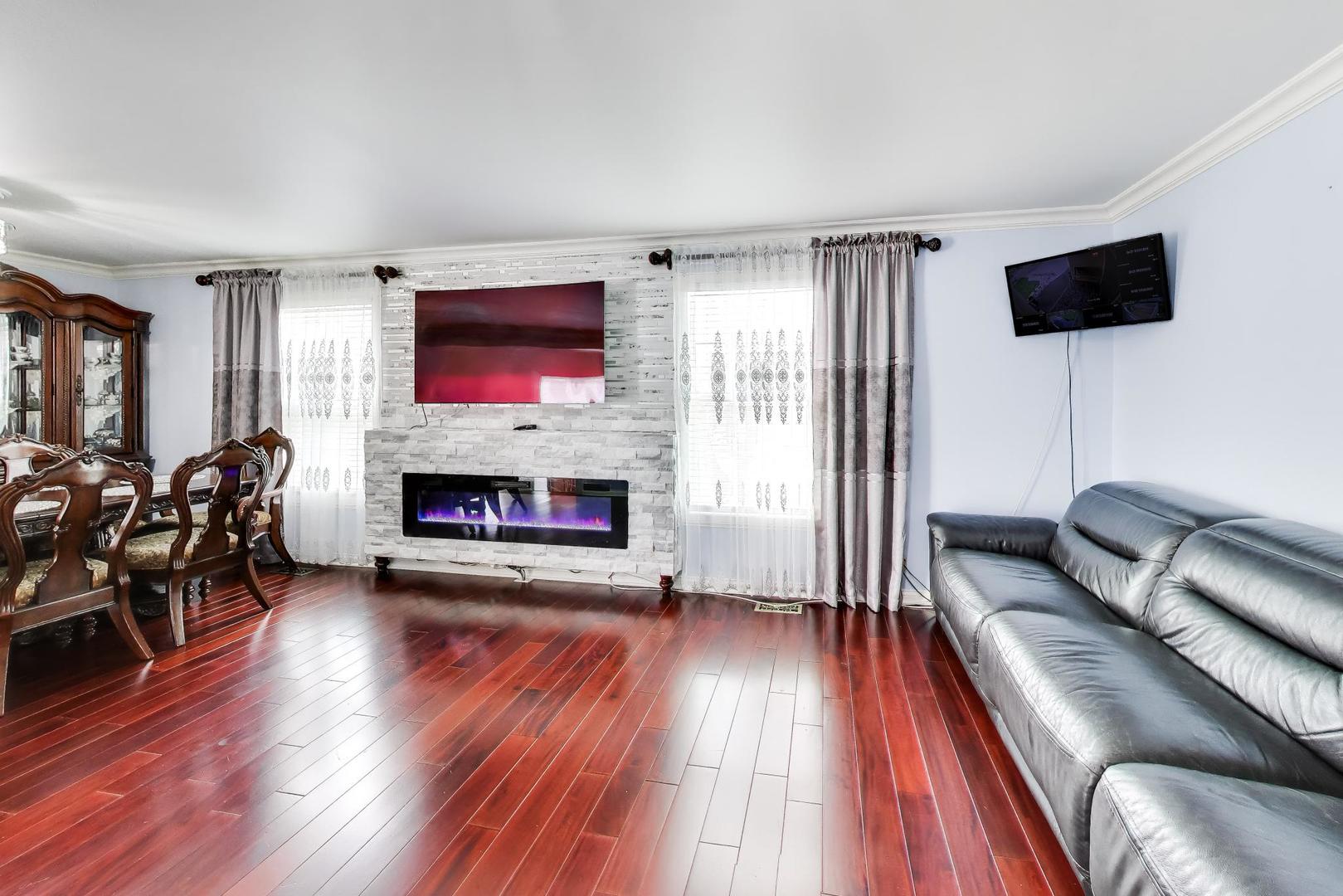 2215 S BRADFORD Drive, Wheaton, IL 60189