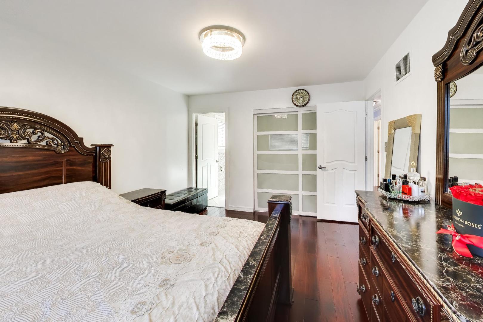 2215 S BRADFORD Drive, Wheaton, IL 60189