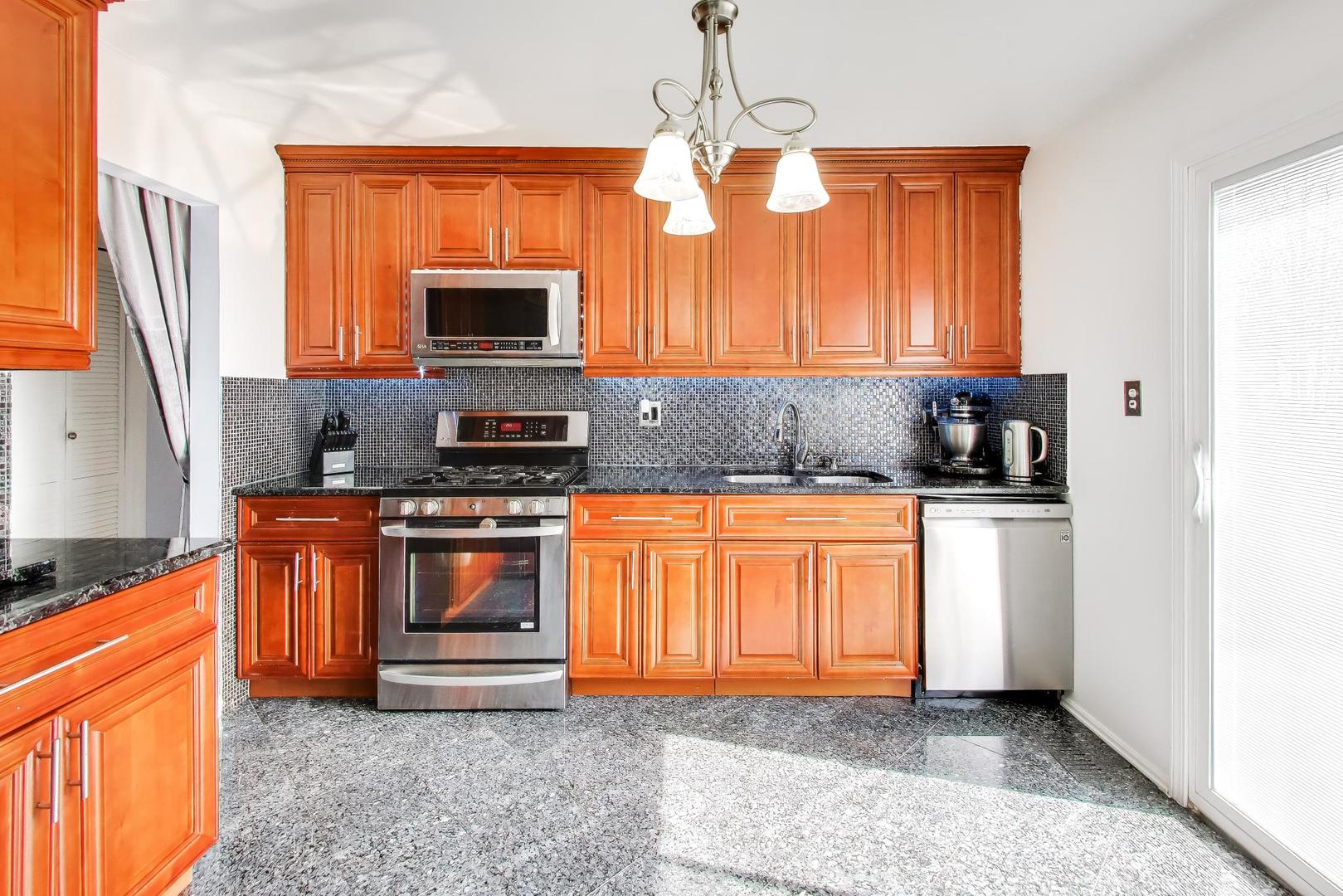 2215 S BRADFORD Drive, Wheaton, IL 60189