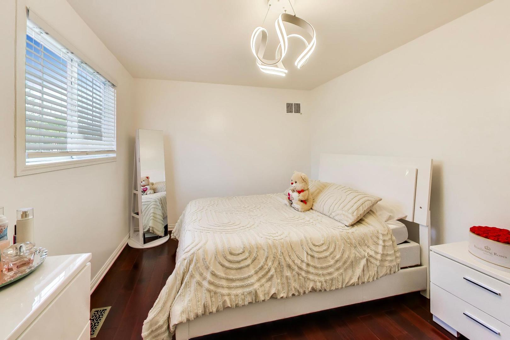 2215 S BRADFORD Drive, Wheaton, IL 60189