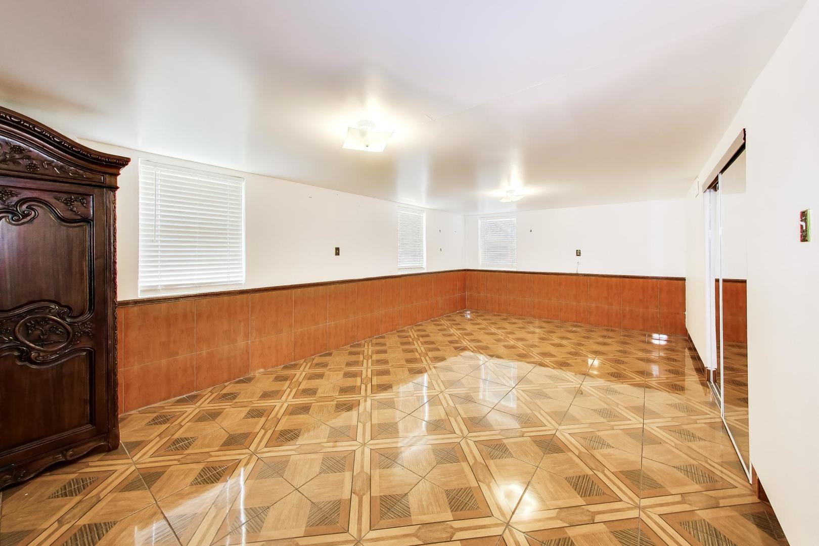 2215 S BRADFORD Drive, Wheaton, IL 60189