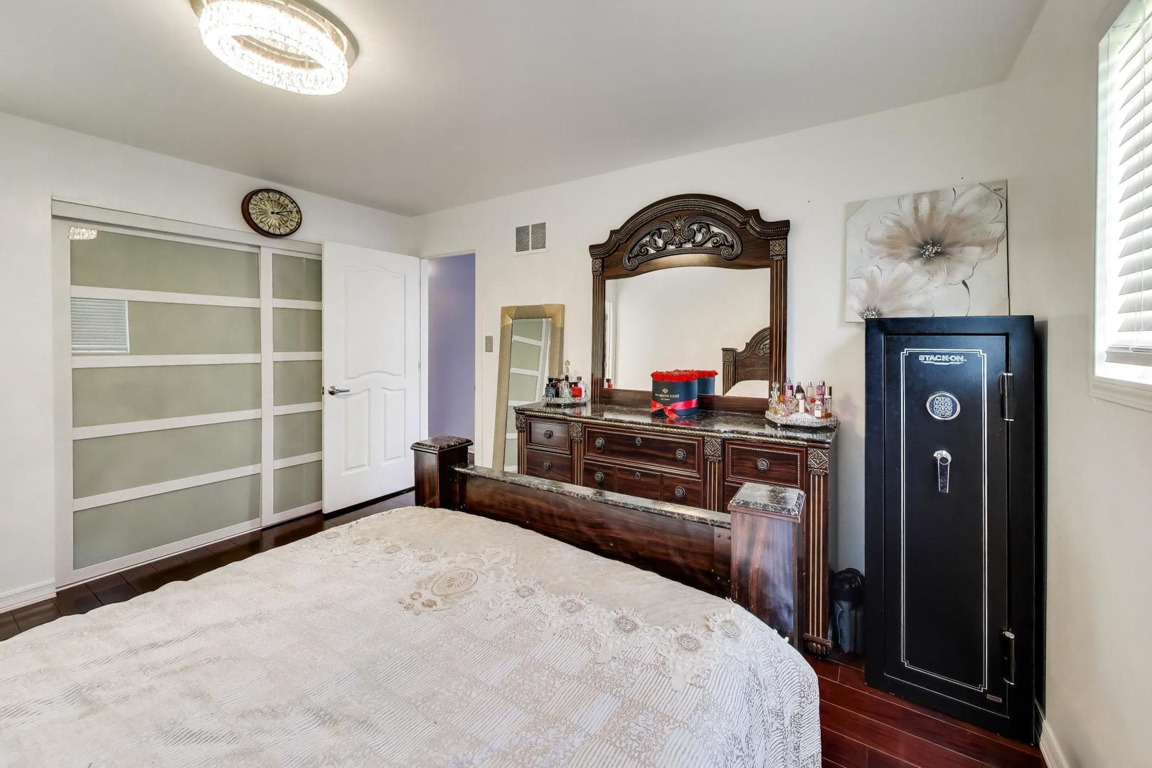 2215 S BRADFORD Drive, Wheaton, IL 60189