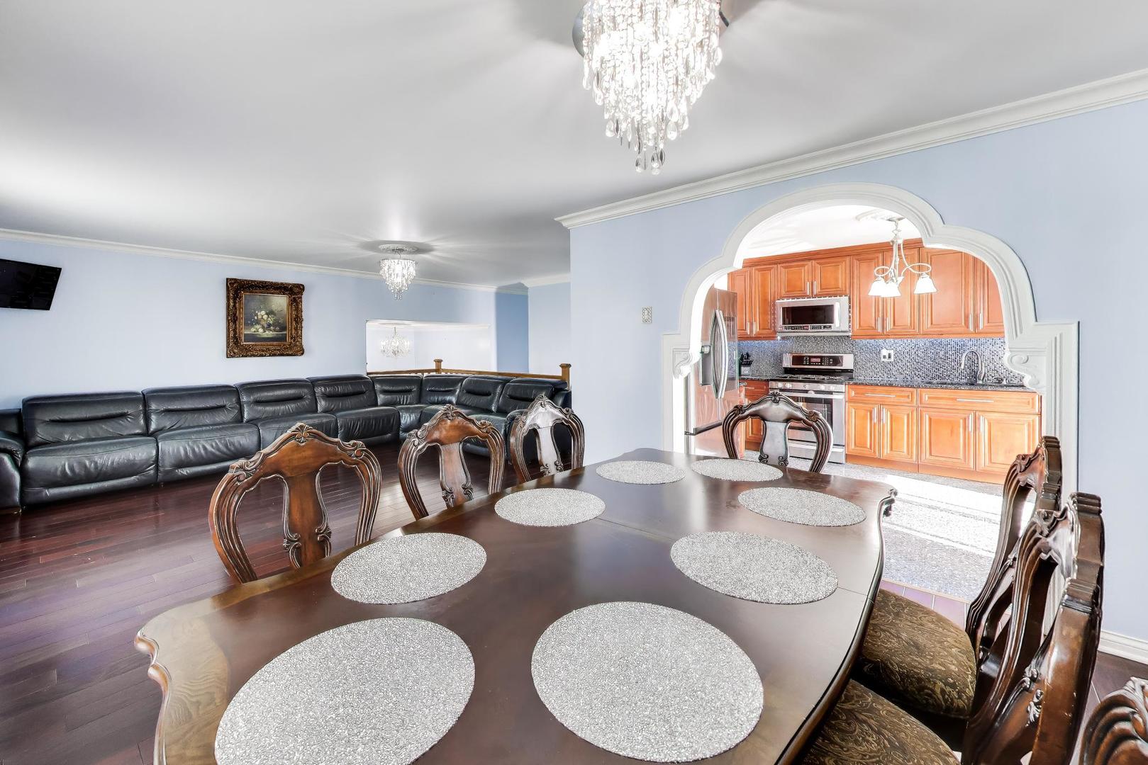 2215 S BRADFORD Drive, Wheaton, IL 60189