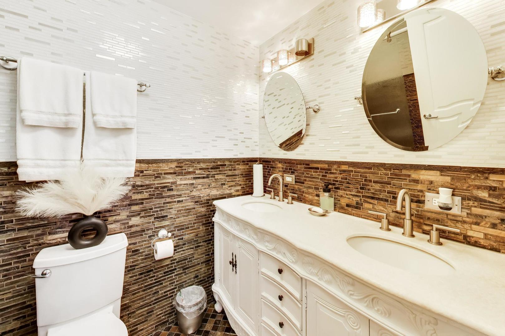 2215 S BRADFORD Drive, Wheaton, IL 60189