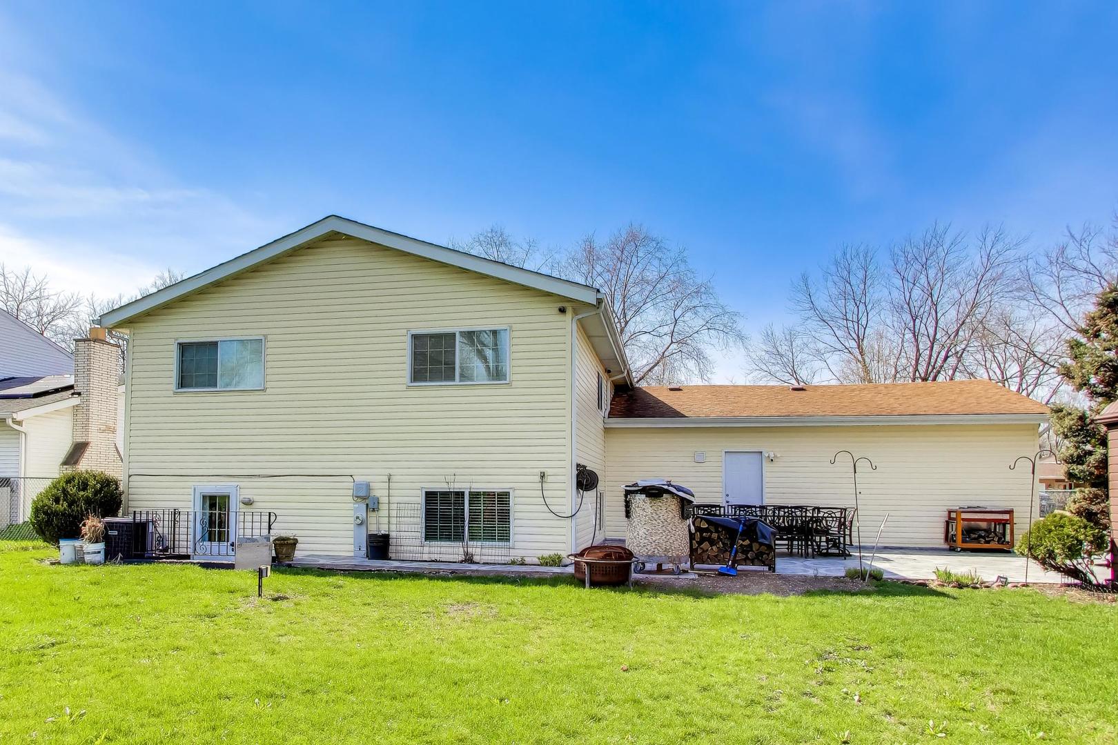 2215 S BRADFORD Drive, Wheaton, IL 60189