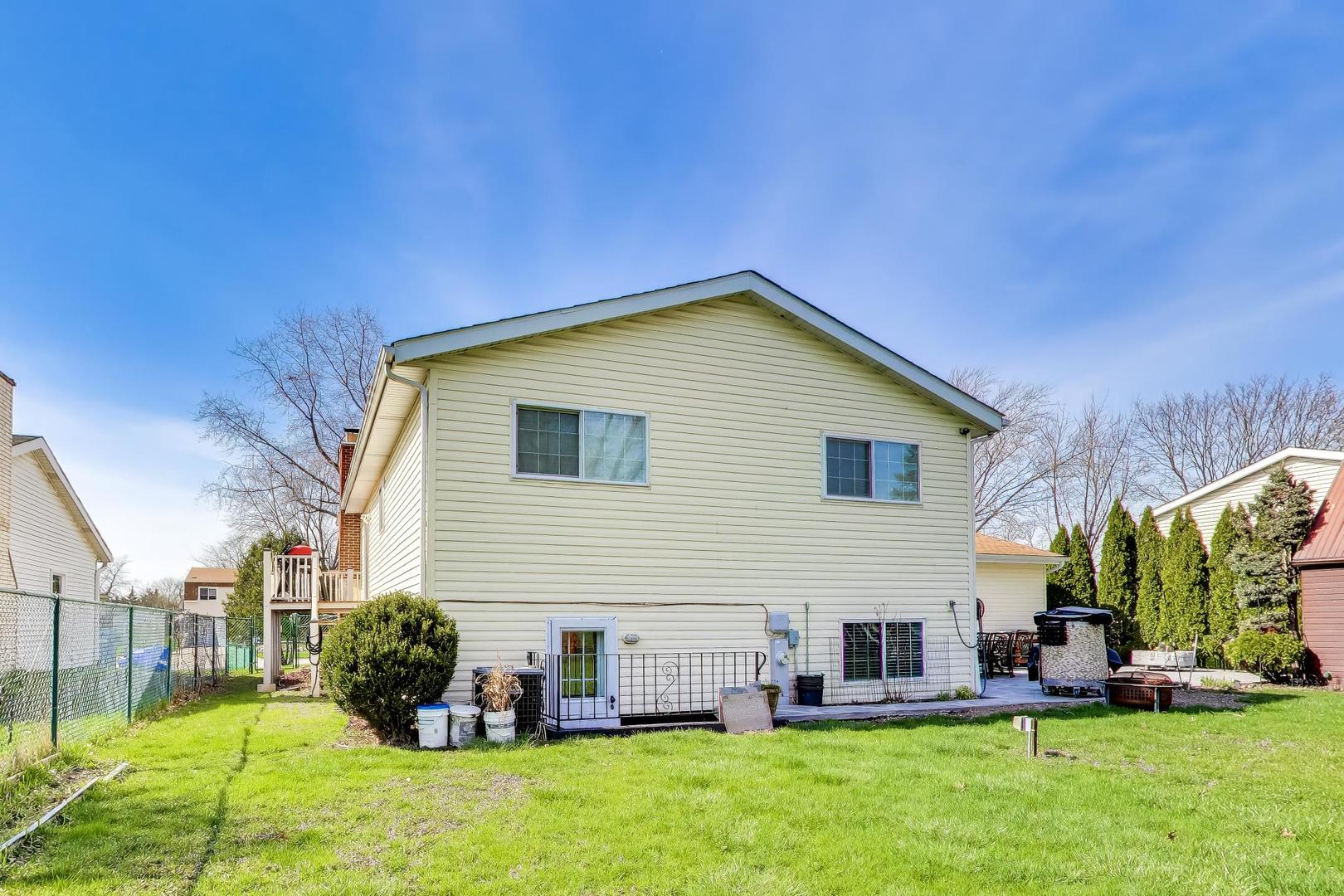 2215 S BRADFORD Drive, Wheaton, IL 60189