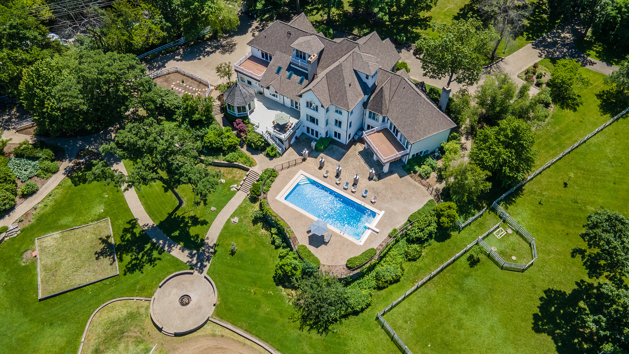 10 Old Hart Road, Barrington Hills, IL 60010