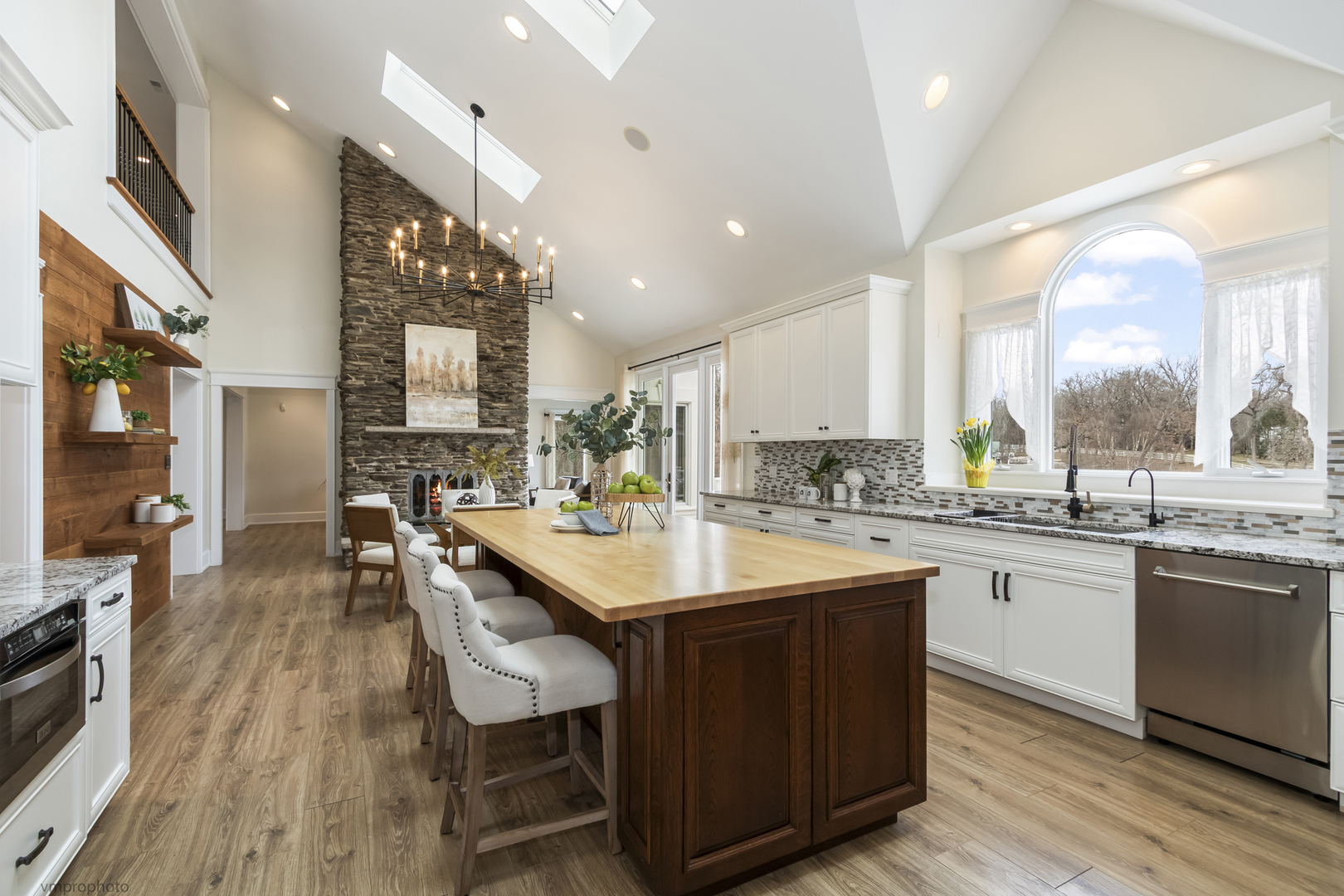 10 Old Hart Road, Barrington Hills, IL 60010