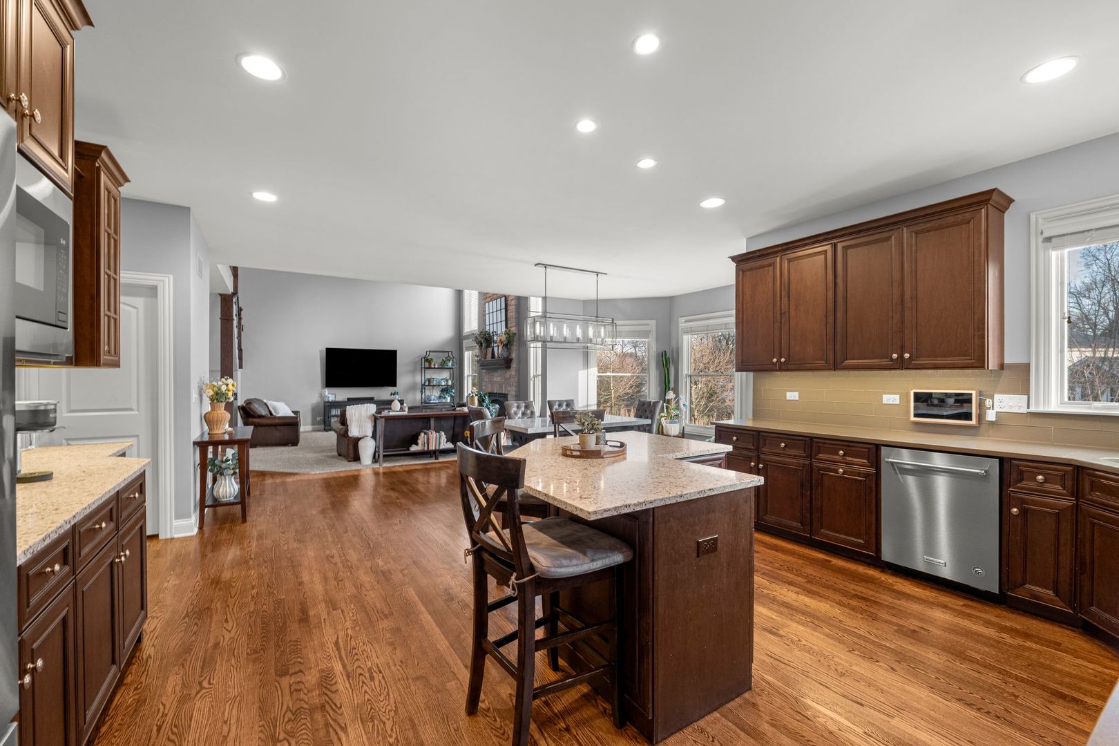 81 Landon Circle, Wheaton, IL 60189