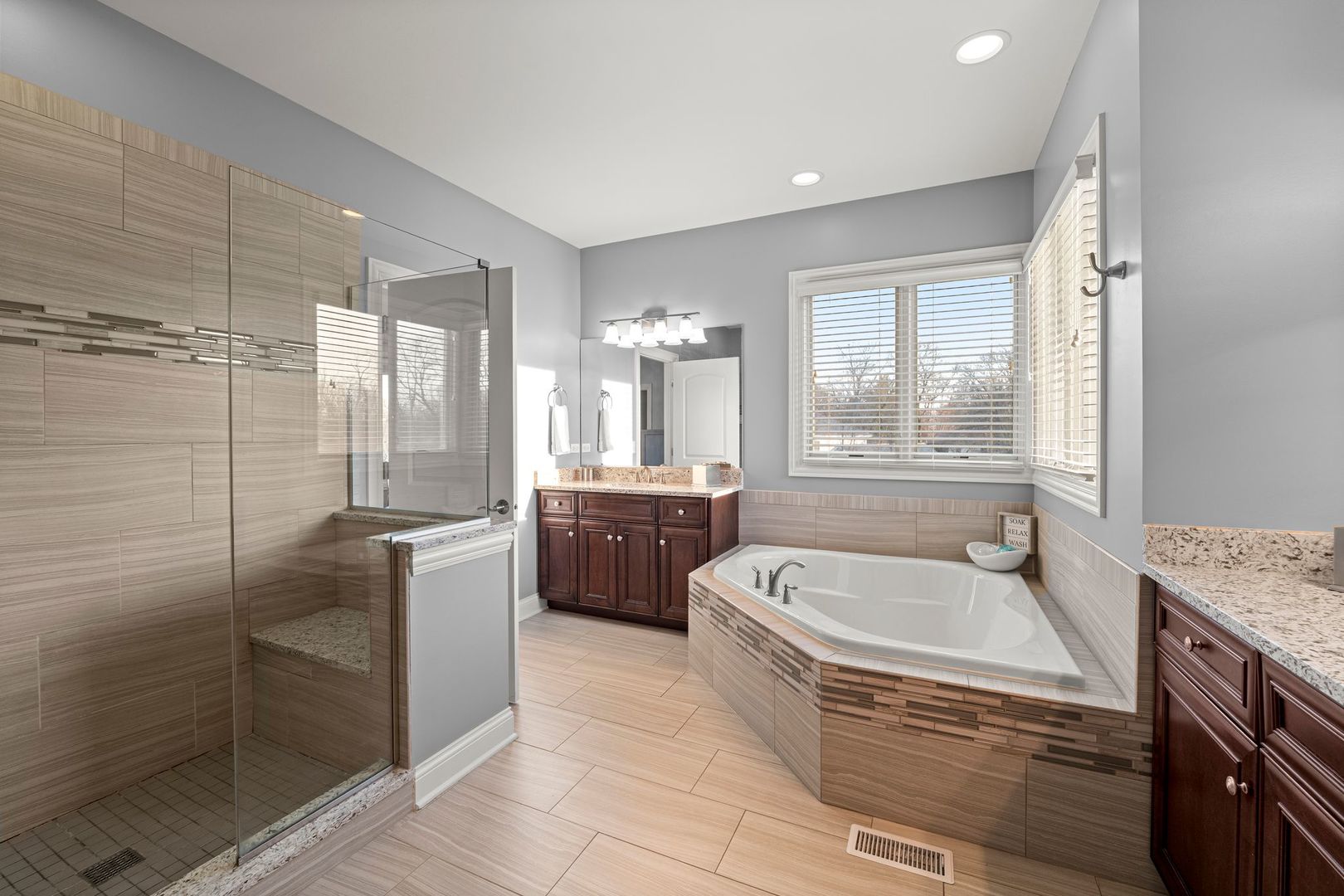 81 Landon Circle, Wheaton, IL 60189