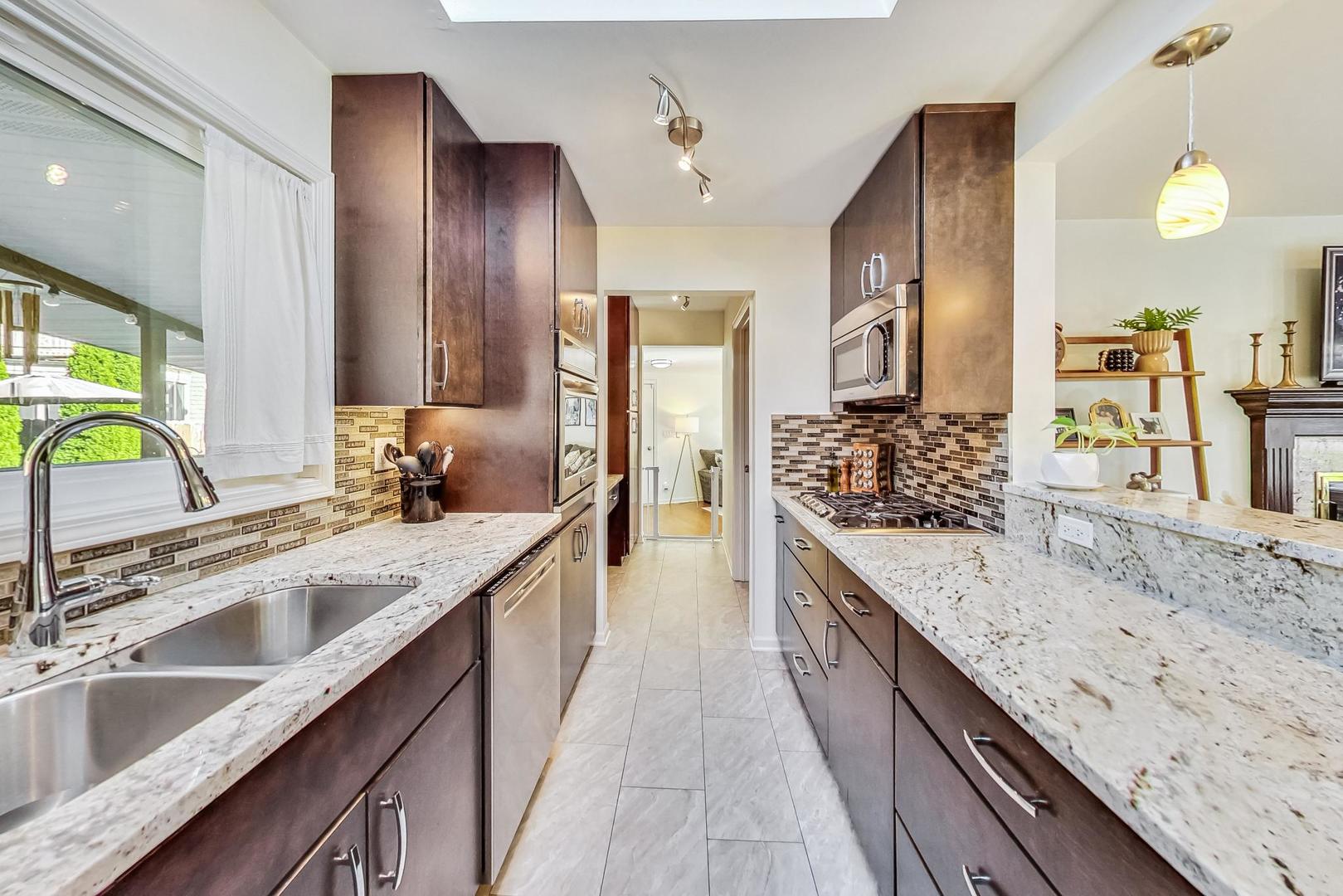 705 N County Line Road, Hinsdale, IL 60521