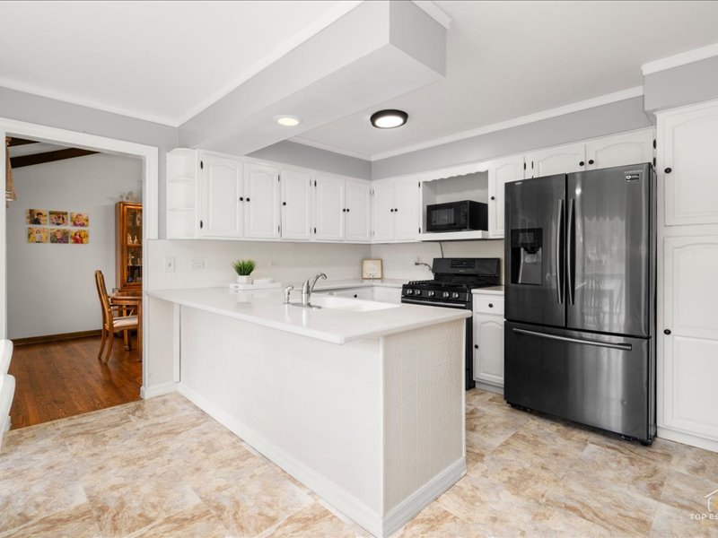 6531 Midhurst Road, Downers Grove, IL 60516