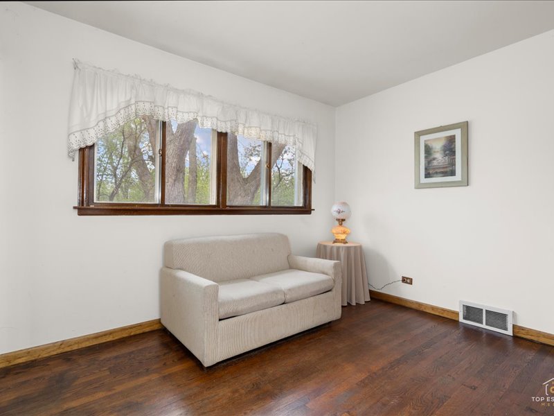 6531 Midhurst Road, Downers Grove, IL 60516