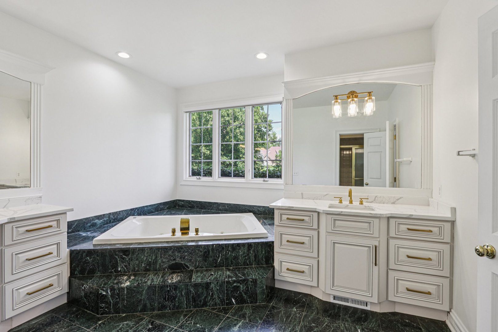 6605 Oakwood Manor Drive, Crystal Lake, IL 60012