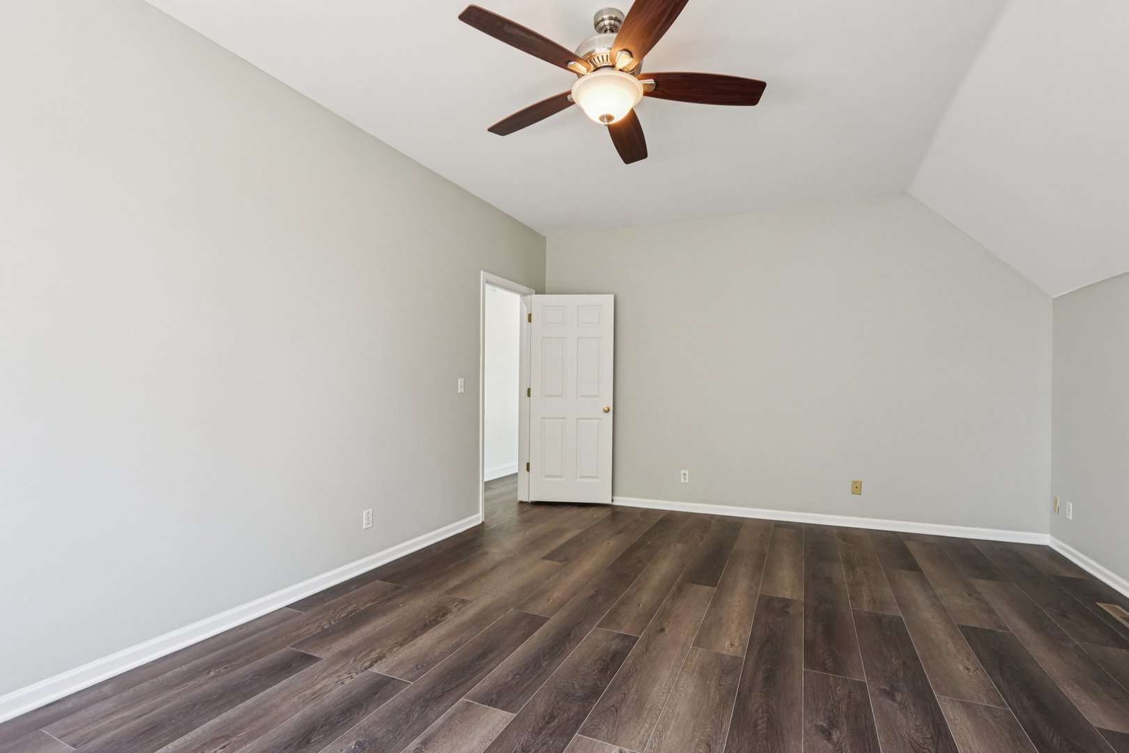 6605 Oakwood Manor Drive, Crystal Lake, IL 60012