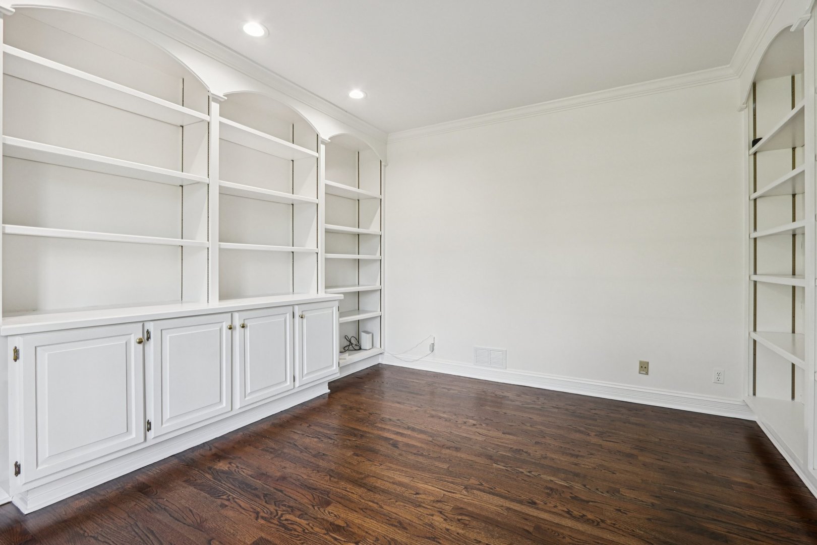 6605 Oakwood Manor Drive, Crystal Lake, IL 60012