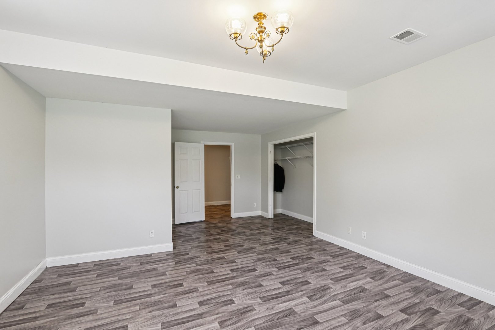 6605 Oakwood Manor Drive, Crystal Lake, IL 60012