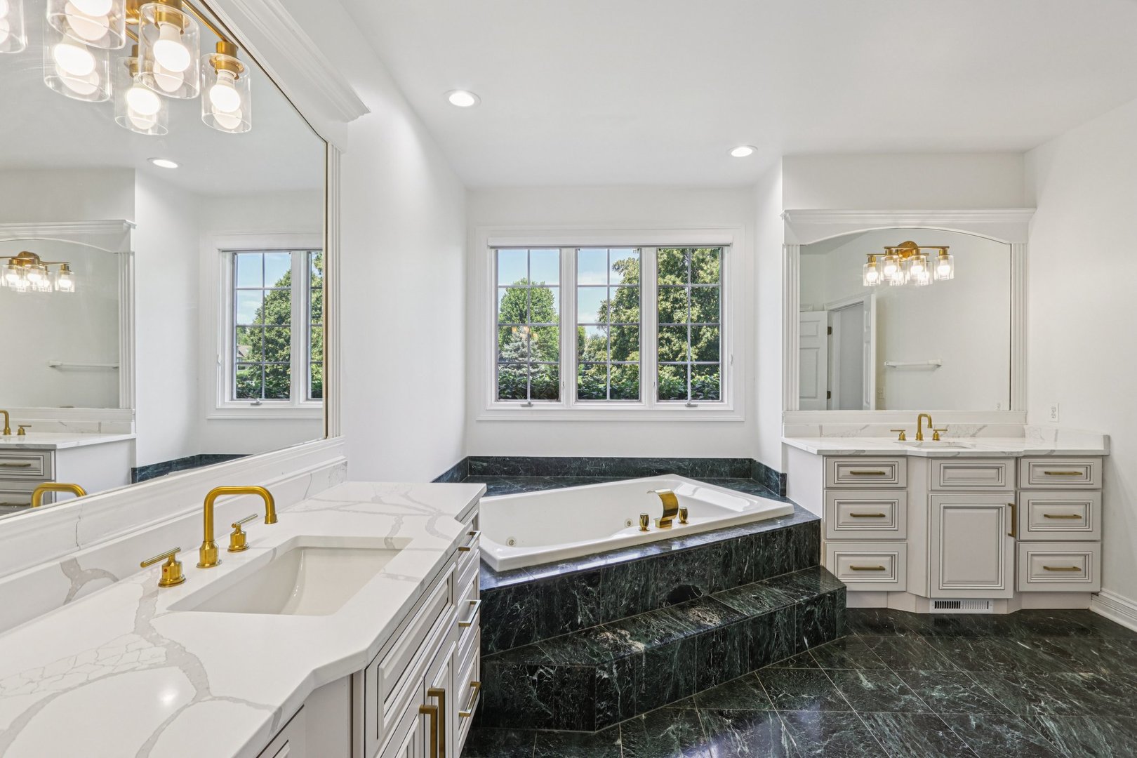 6605 Oakwood Manor Drive, Crystal Lake, IL 60012