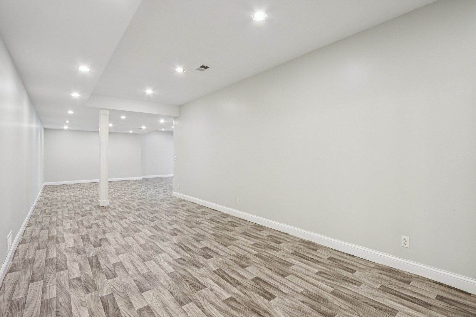 6605 Oakwood Manor Drive, Crystal Lake, IL 60012