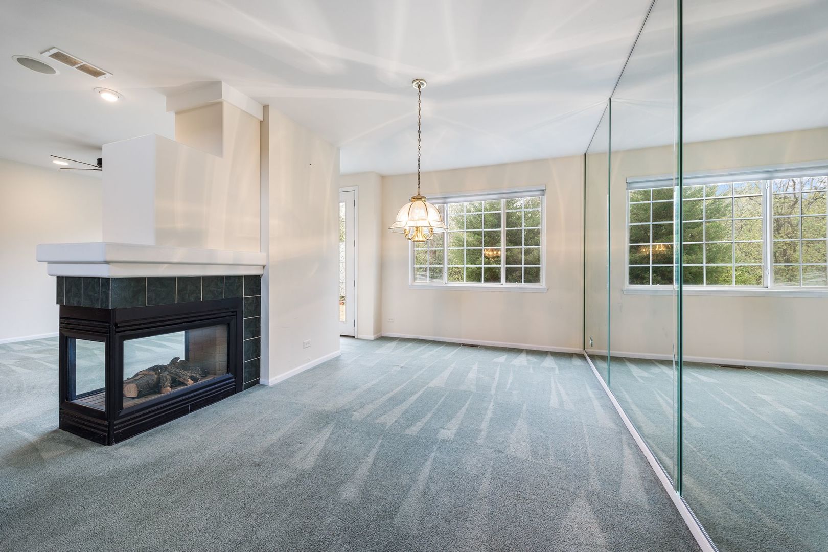 2556 Camberley Circle #2-813, Westchester, IL 60154