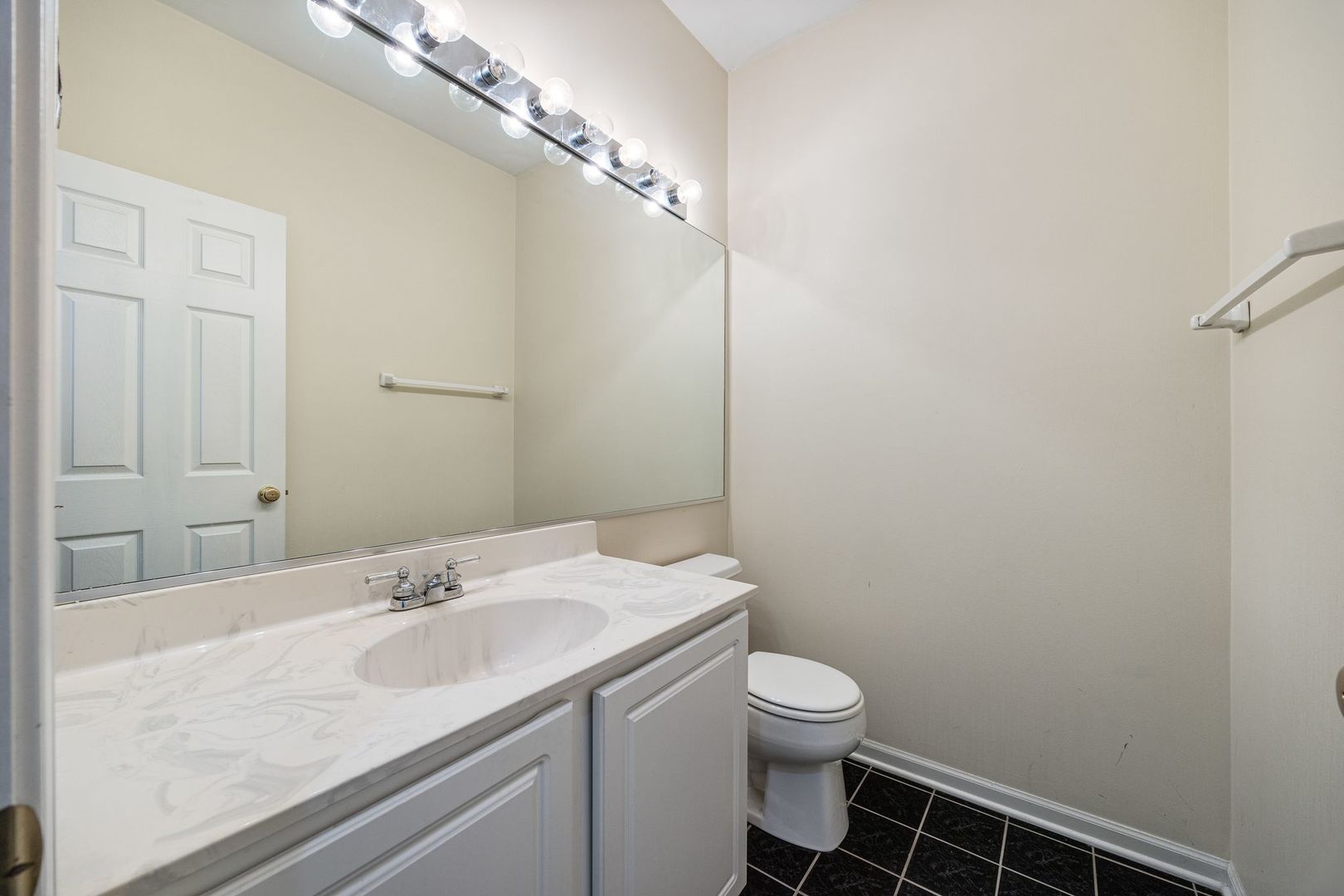 2556 Camberley Circle #2-813, Westchester, IL 60154