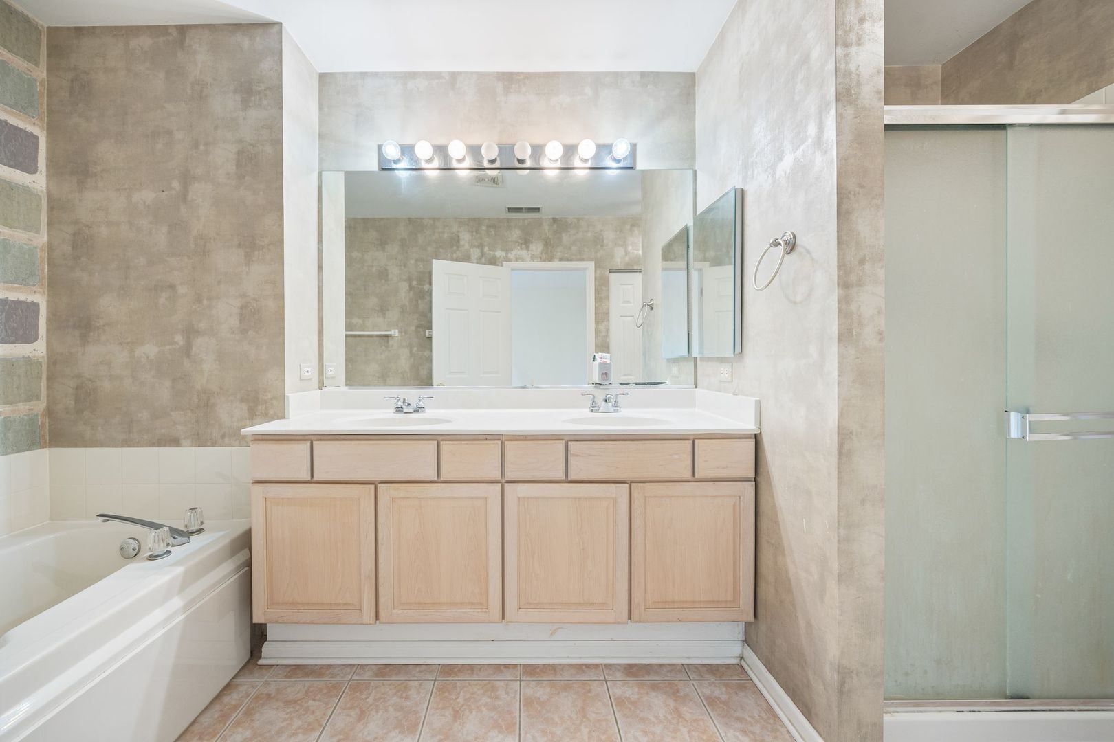 2556 Camberley Circle #2-813, Westchester, IL 60154