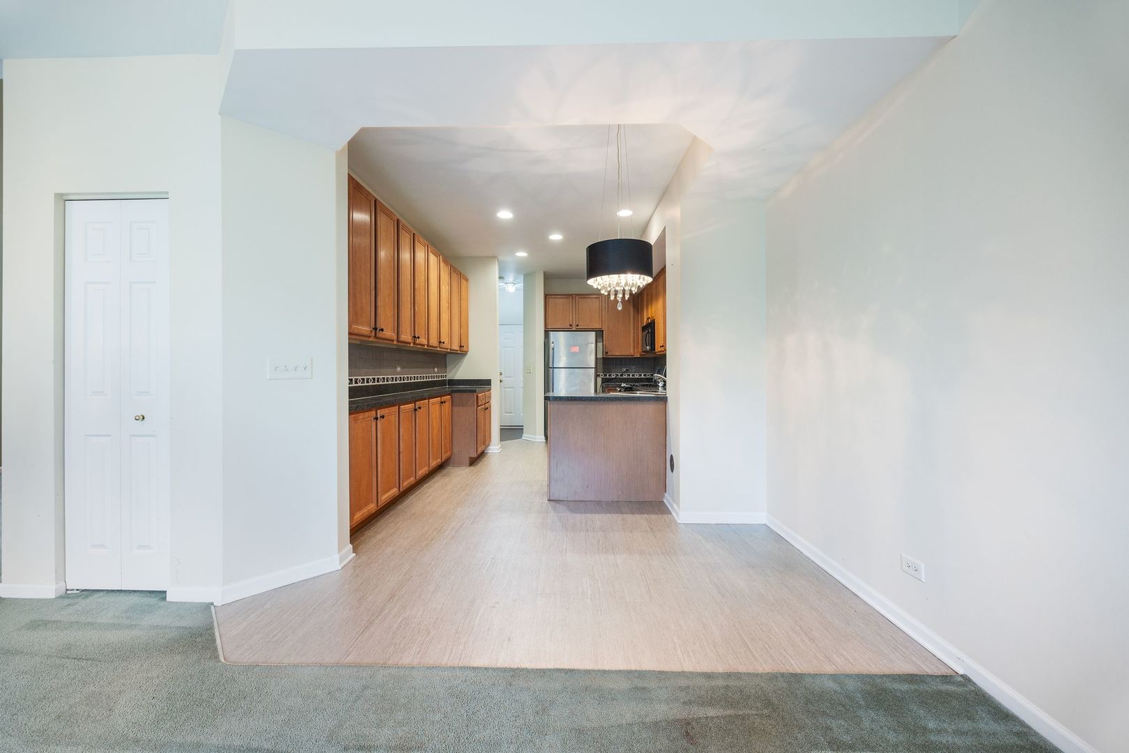 2556 Camberley Circle #2-813, Westchester, IL 60154