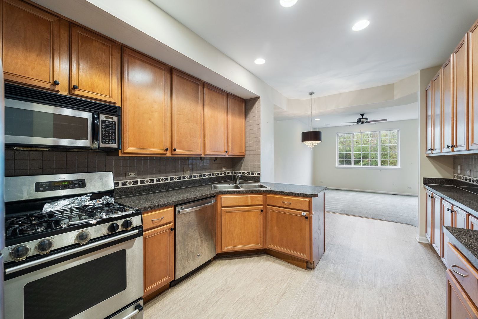 2556 Camberley Circle #2-813, Westchester, IL 60154