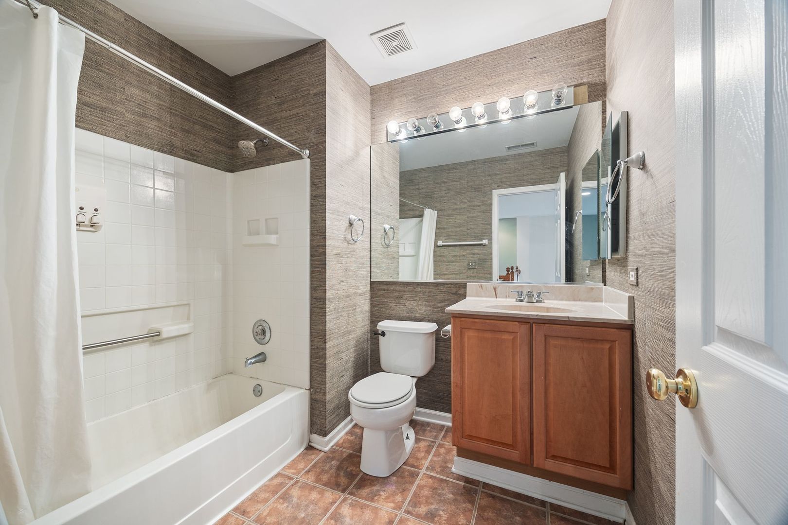 2556 Camberley Circle #2-813, Westchester, IL 60154