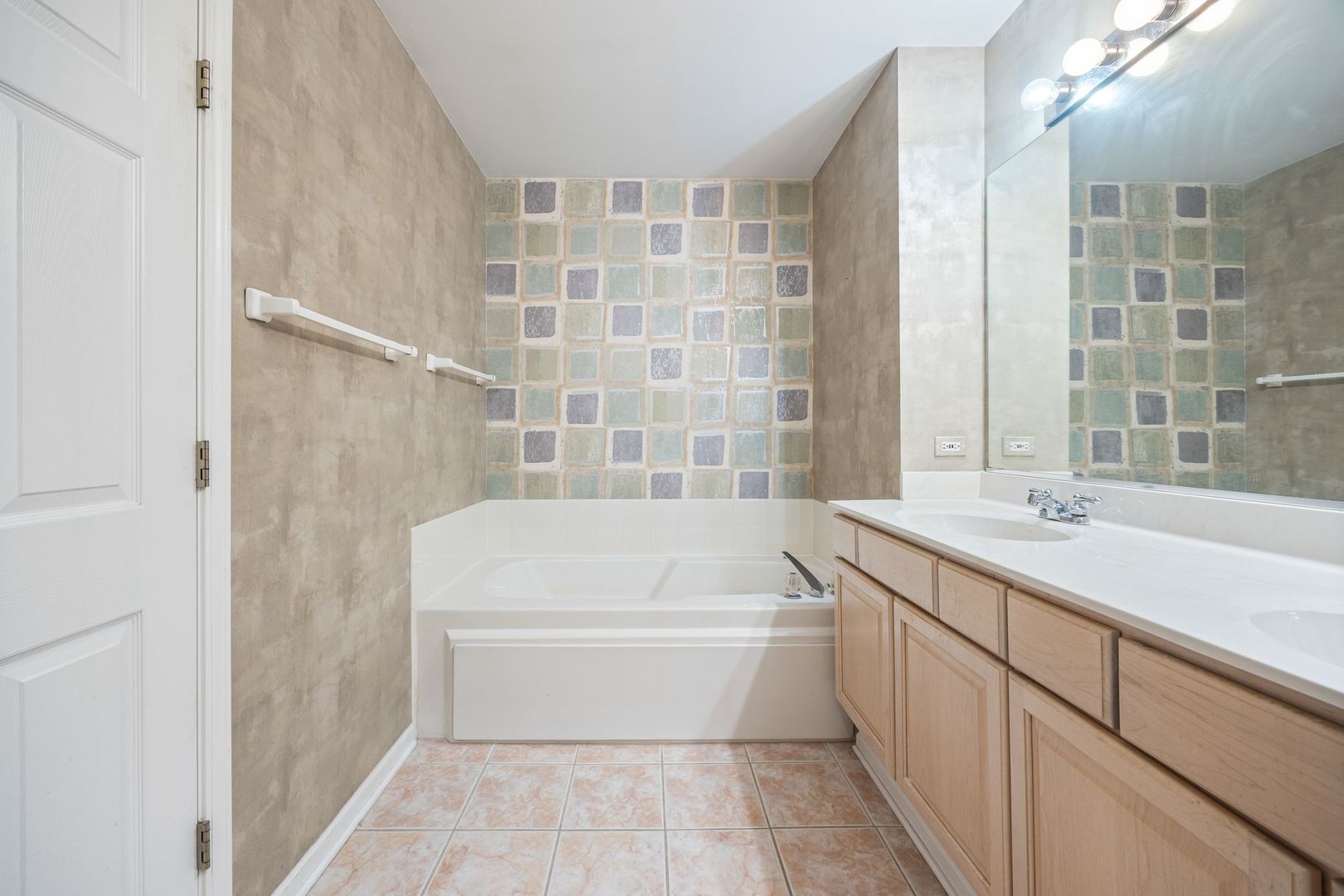 2556 Camberley Circle #2-813, Westchester, IL 60154