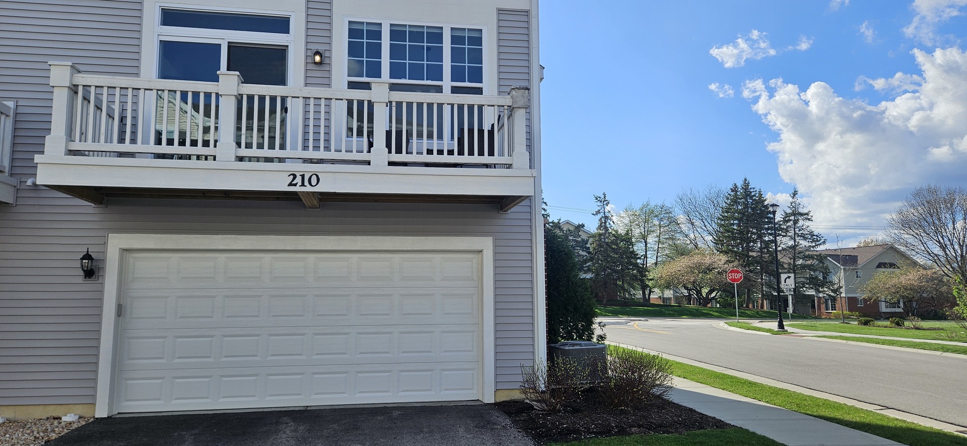 210 Timberleaf Circle, Roselle, IL 60172