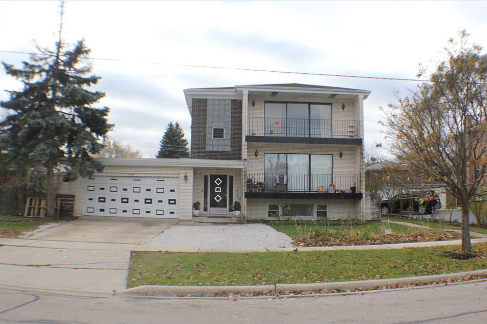 16W611 56th Street #1, Clarendon Hills, IL 60514